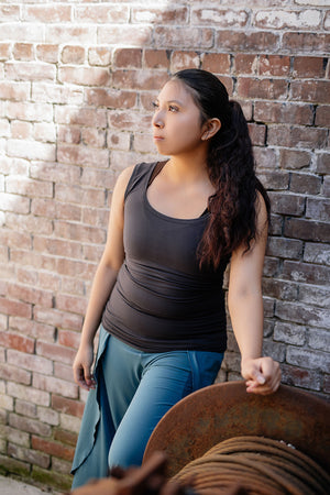 core essential tank in carbon paired with kick pant in ocean