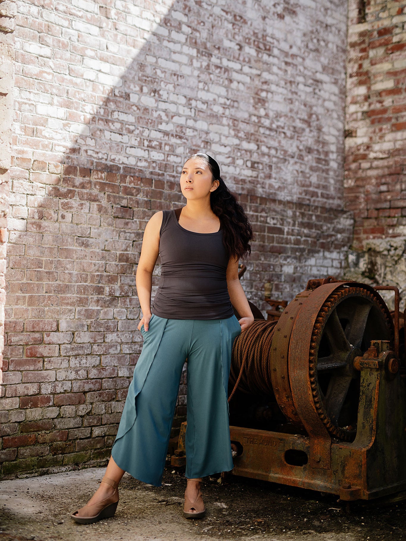 core essential tank in carbon paired with kick pant in ocean