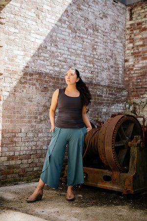 core essential tank in carbon paired with kick pant in ocean