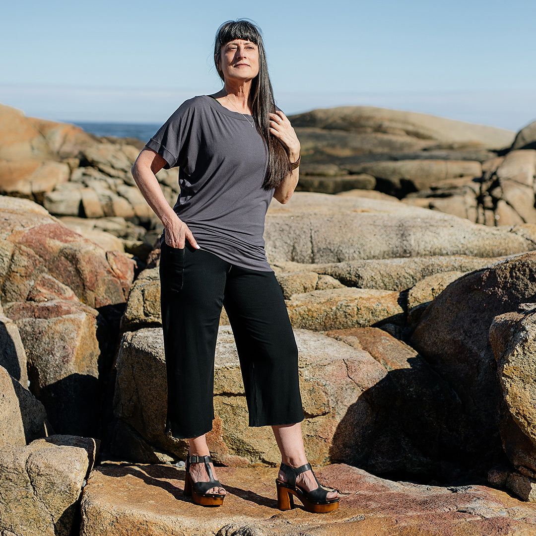 suger® flash off shoulder top in carbon styled with black kick