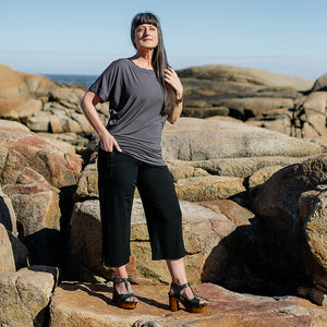 suger® flash off shoulder top in carbon styled with black kick