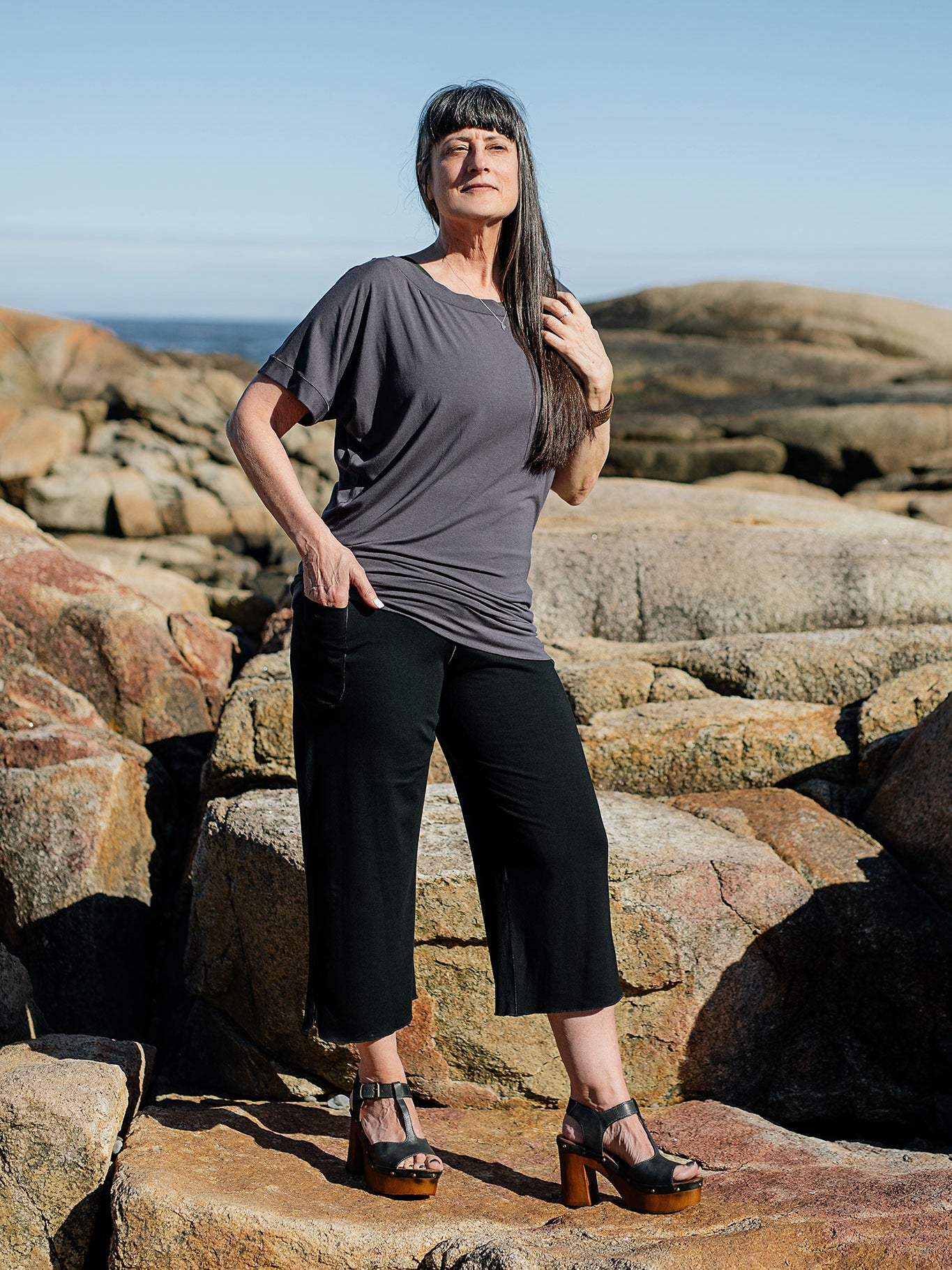 kick yoga pant in black styled with carbon flash