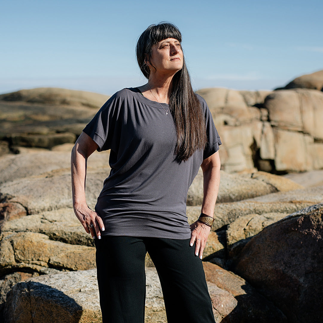 suger® flash off shoulder top in carbon paired with black kick