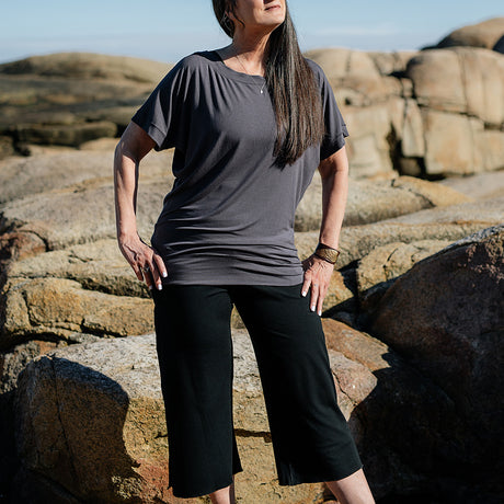 suger® flash off shoulder top in carbon styled with black kick