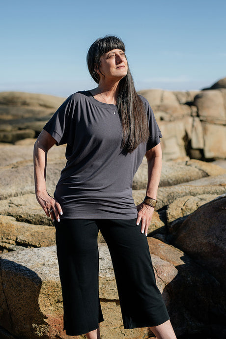 kick yoga pant in black + carbon flash