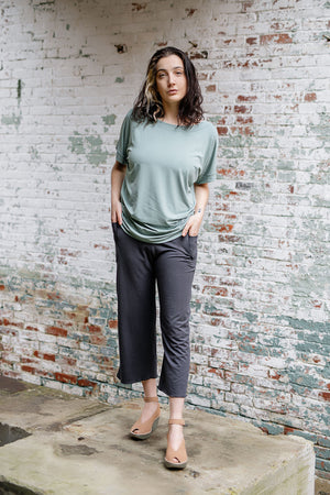 kick yoga pant in carbon with flash top in glass