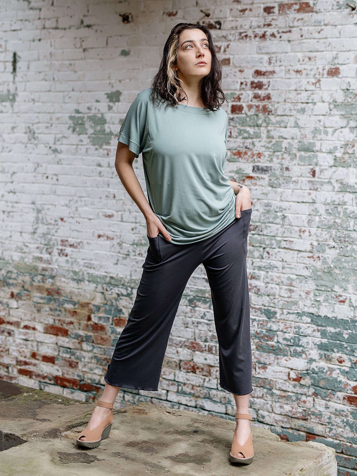 kick yoga pant in carbon with flash top in glass