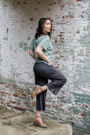 kick yoga pant in carbon with flash top in glass