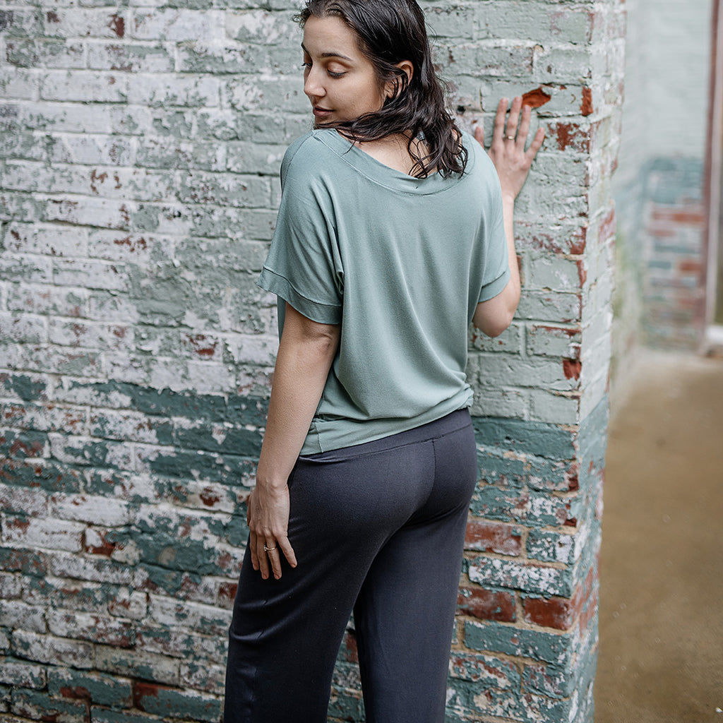 kick yoga pant in carbon with flash top in glass
