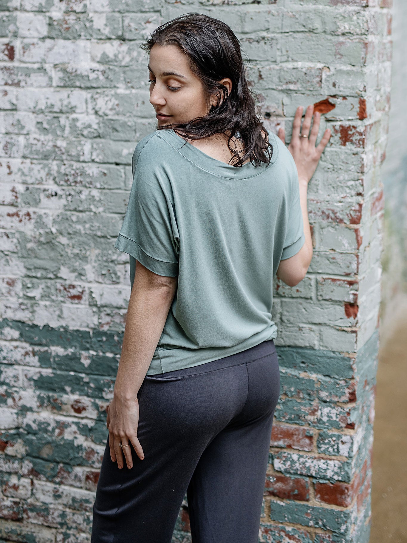 kick yoga pant in carbon with flash top in glass