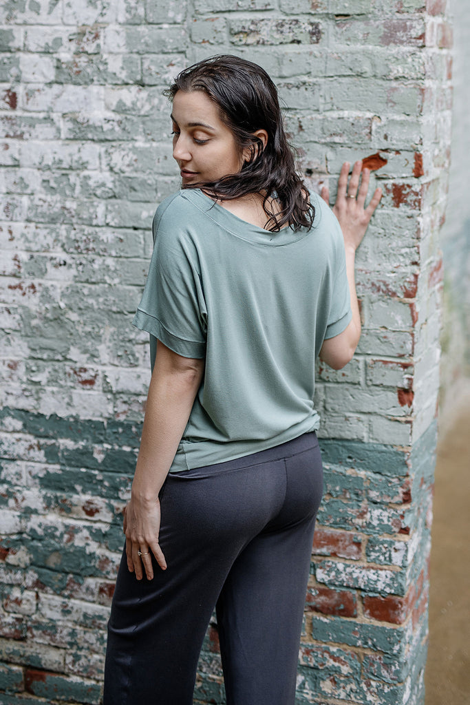 kick yoga pant in carbon with flash top in glass