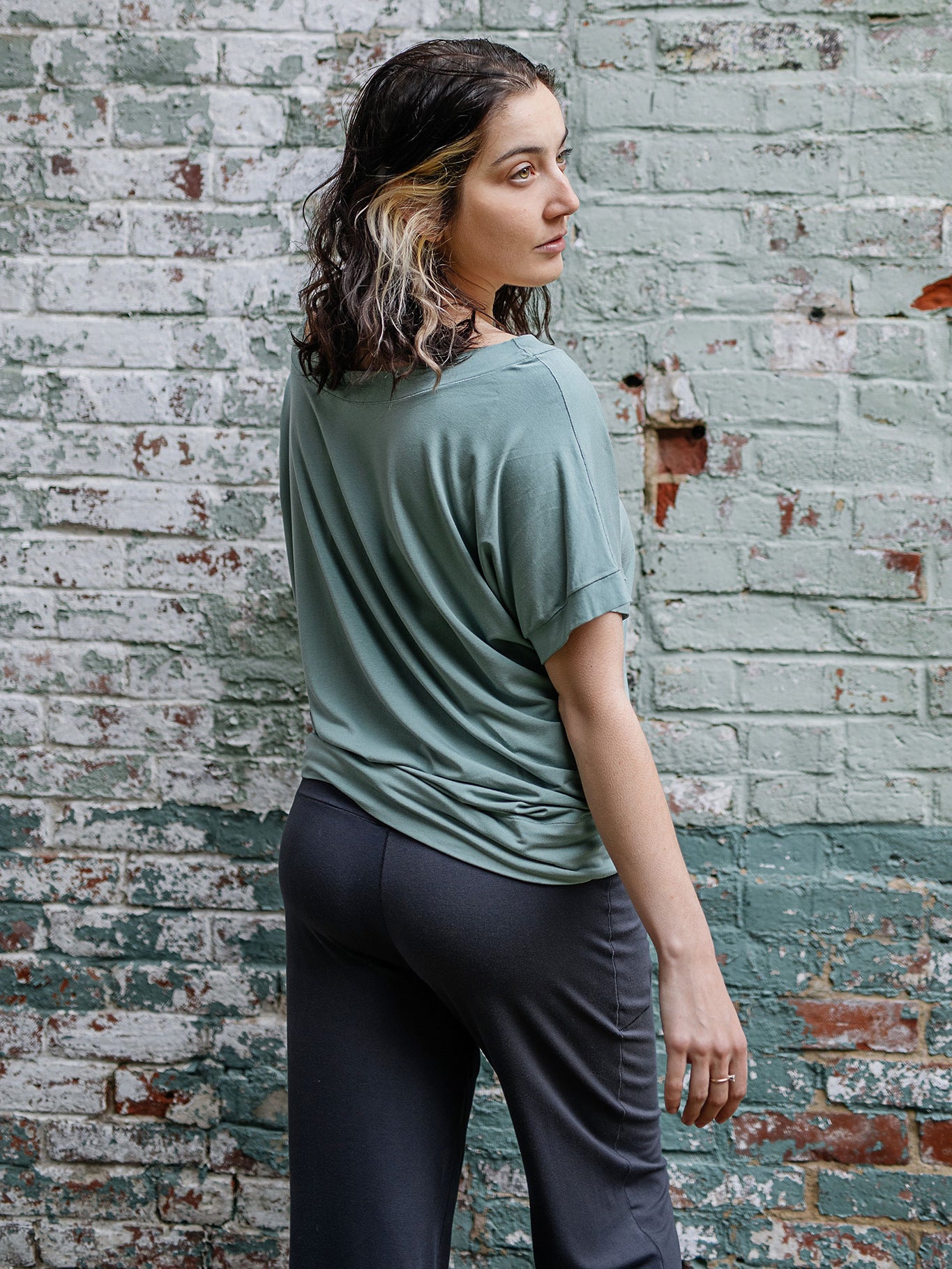 flash off shoulder top in glass with kick pant in carbon