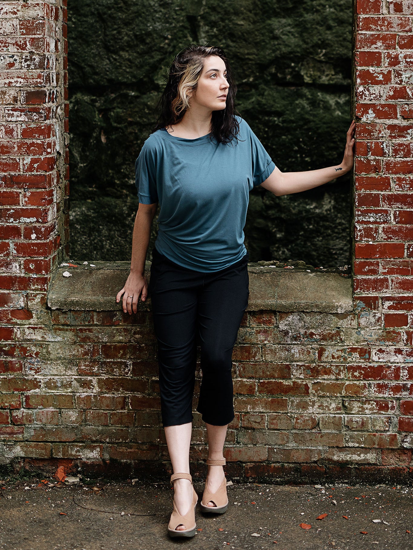 flash off shoulder top in ocean with kick pant in black