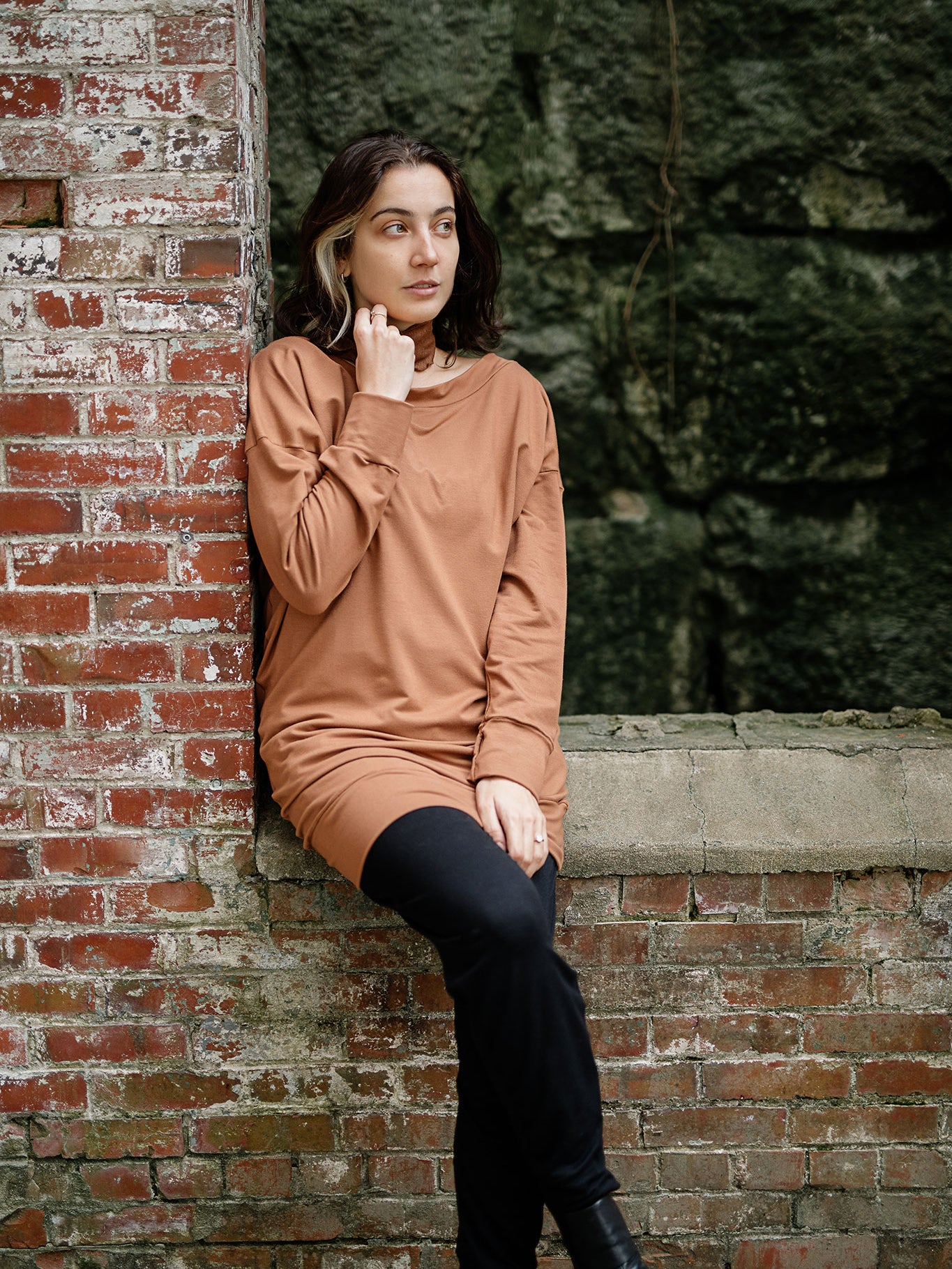 terry welder pullover in cedar with jogger in black