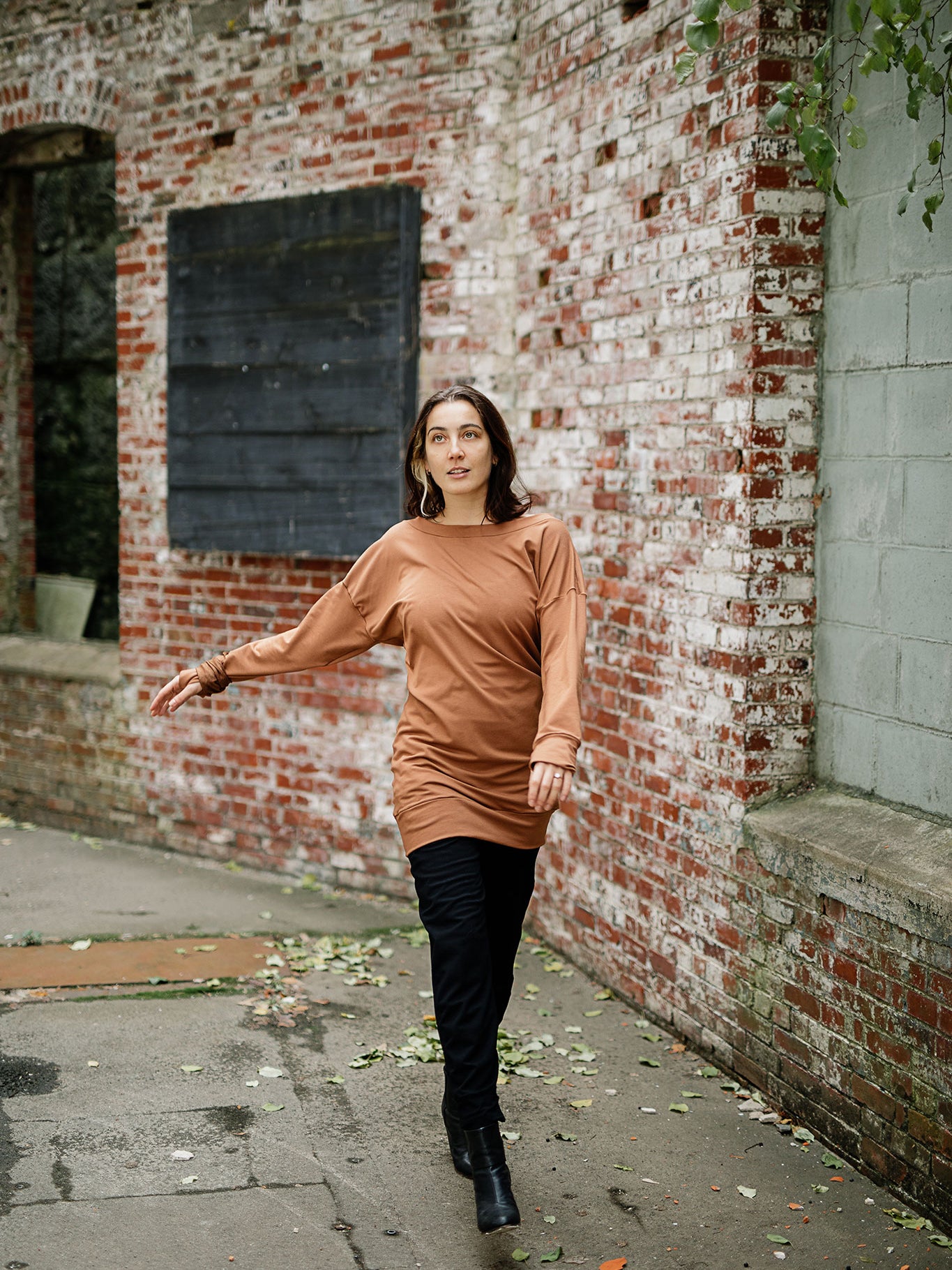 terry welder pullover in cedar with jogger in black