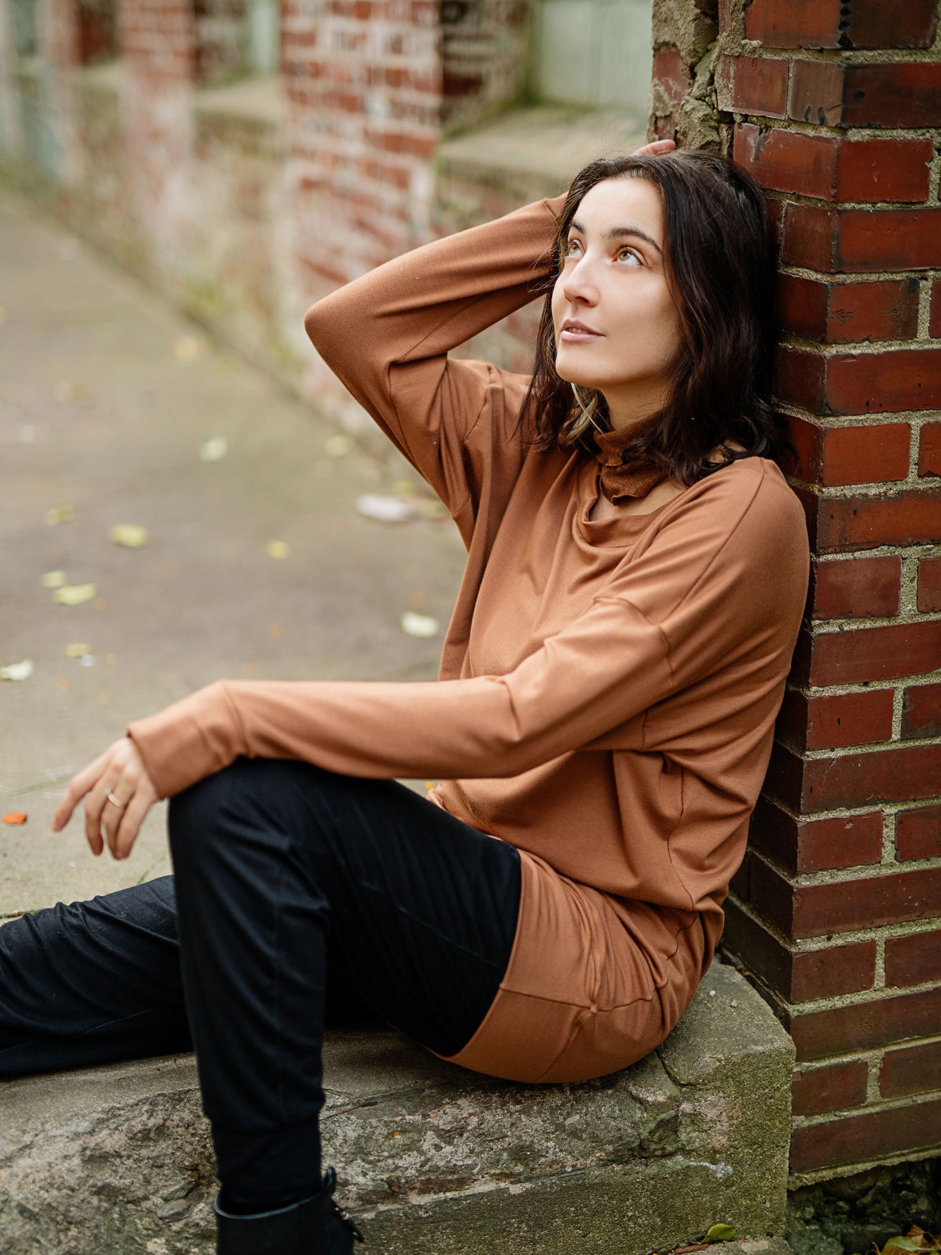 terry welder pullover in cedar with jogger in black