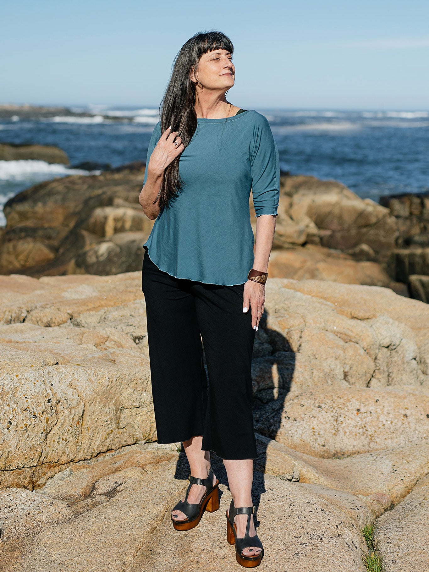 black kick yoga pant styled with ocean rose top