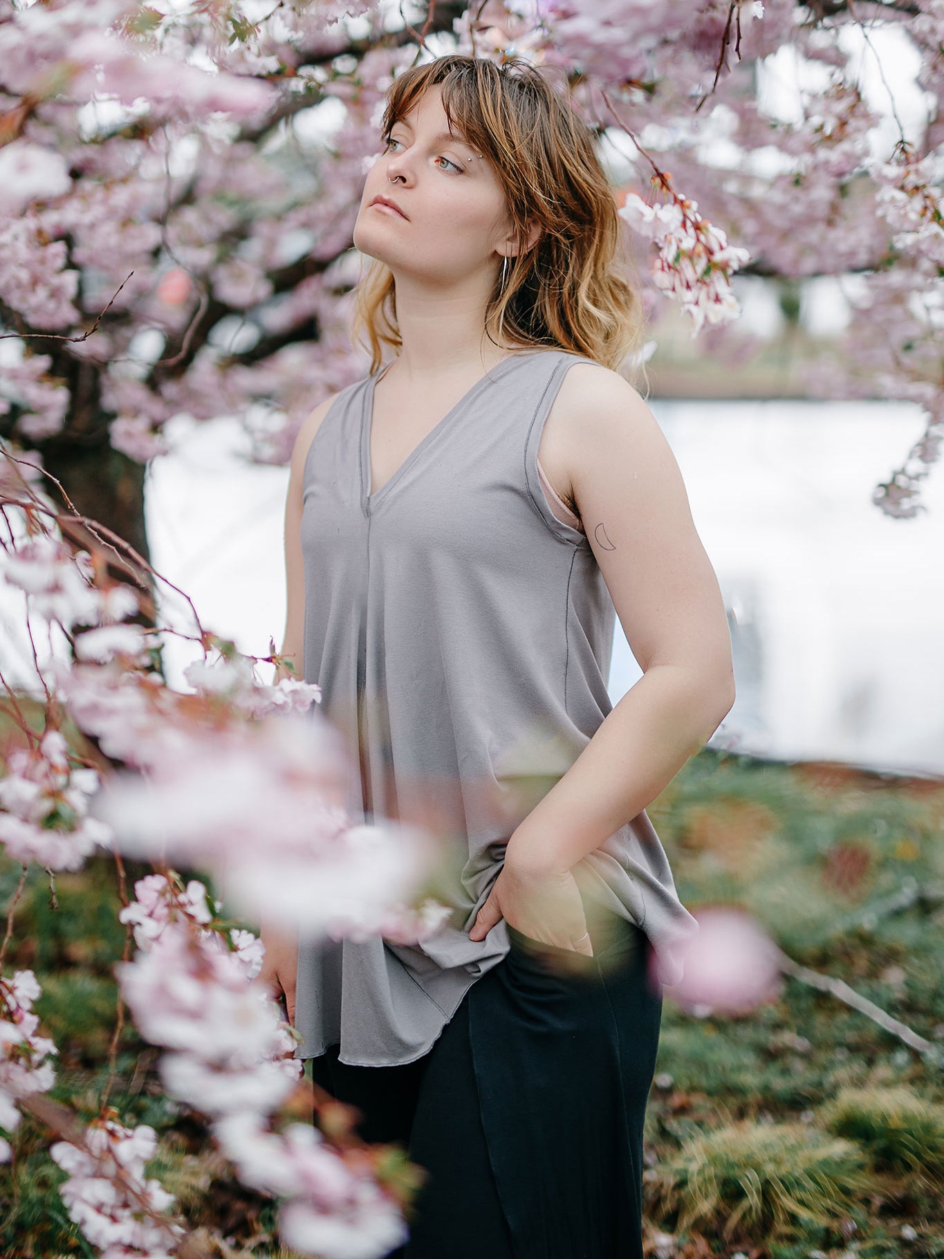 daisy tunic tank in moon with black petal pant