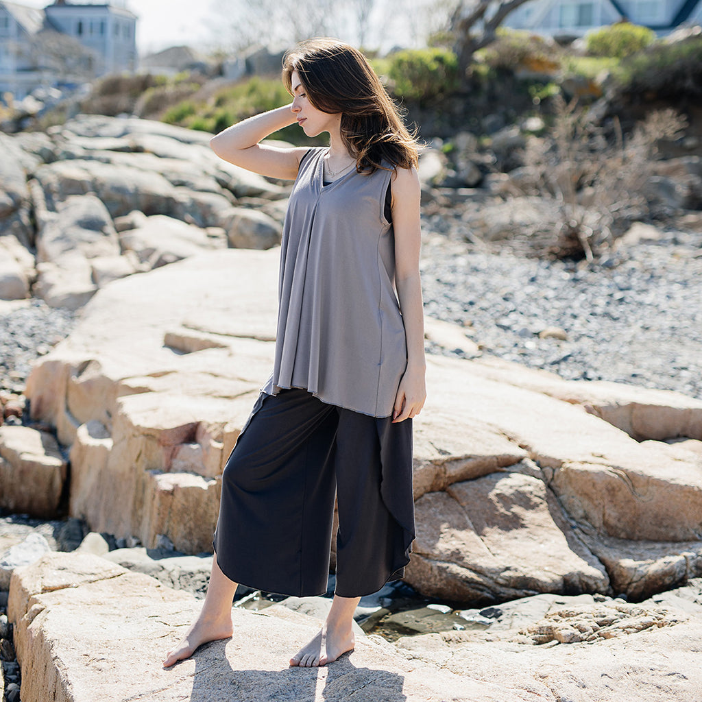 daisy tunic tank in moon with carbon petal pant