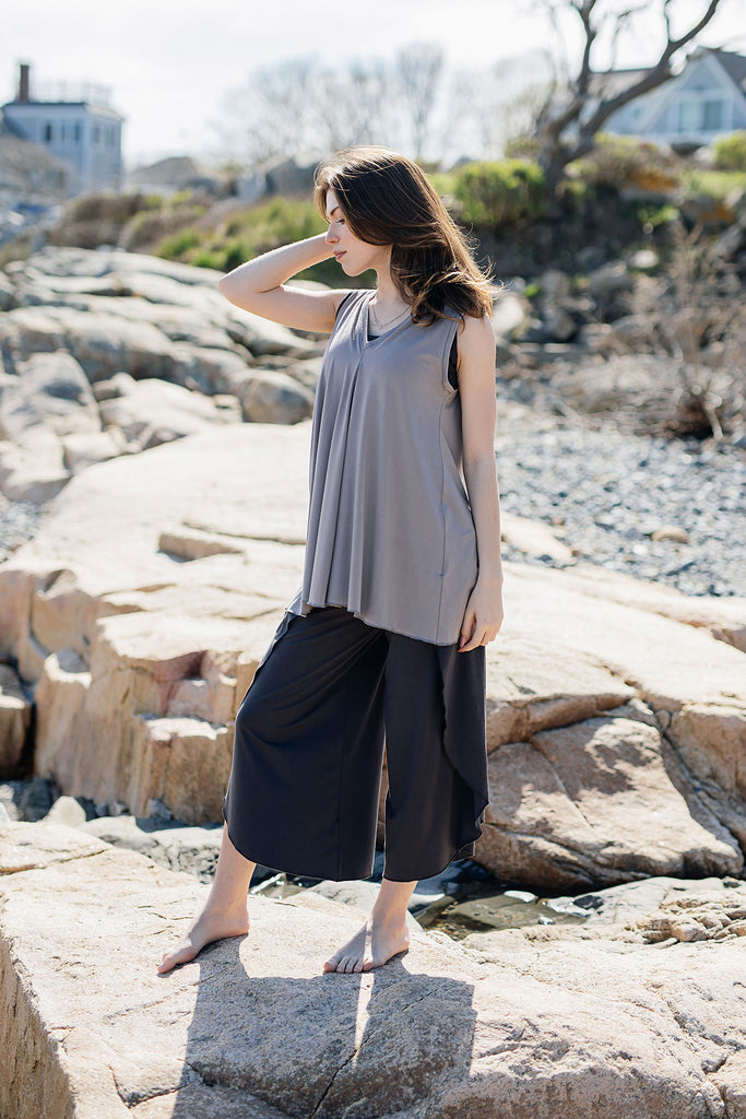 daisy tunic tank in moon over carbon petal pant