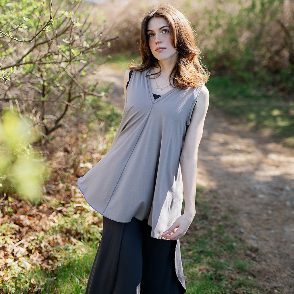 daisy tunic tank in moon with carbon petal pant