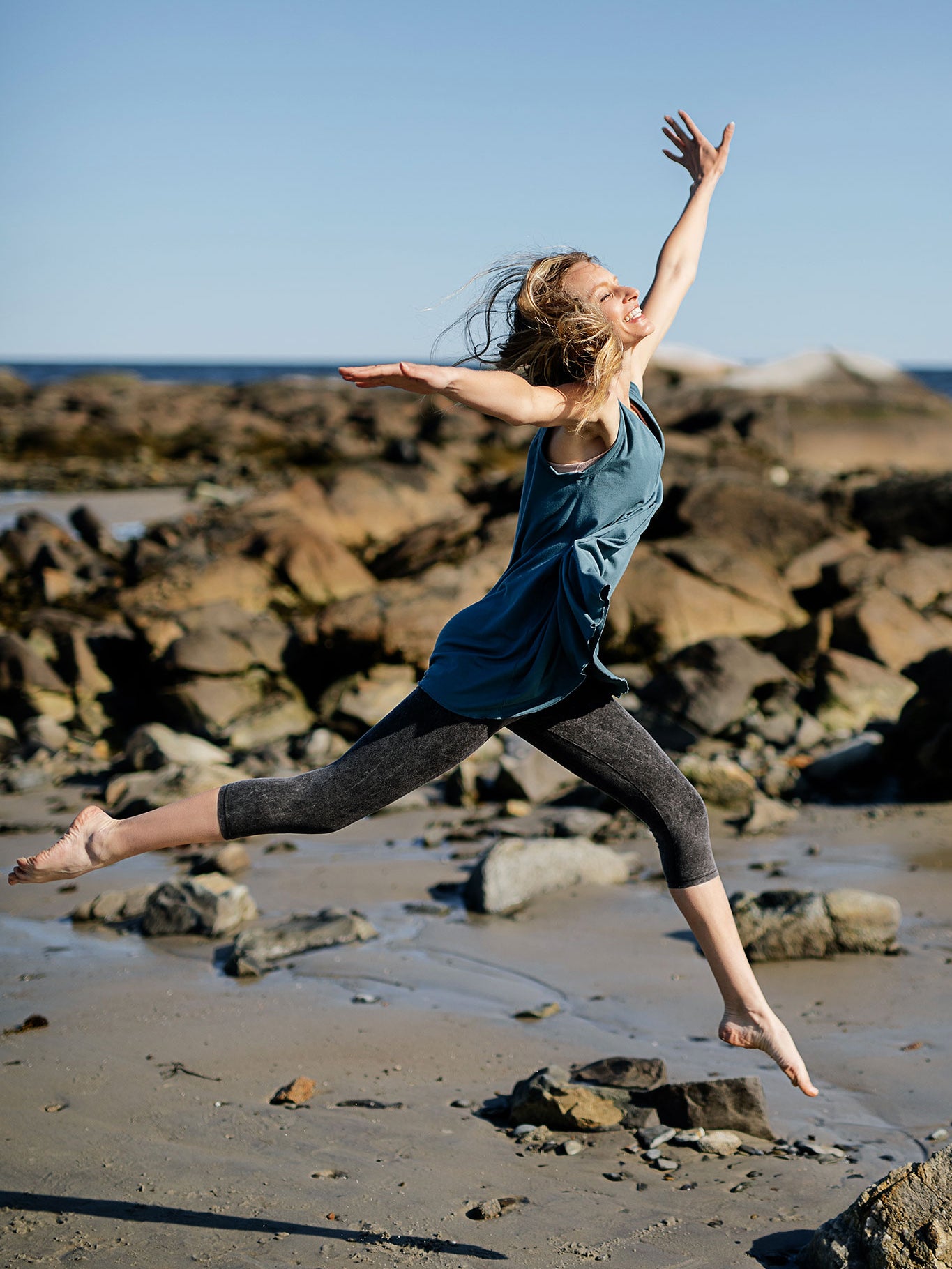 daisy tunic tank in ocean with mineral capri legging
