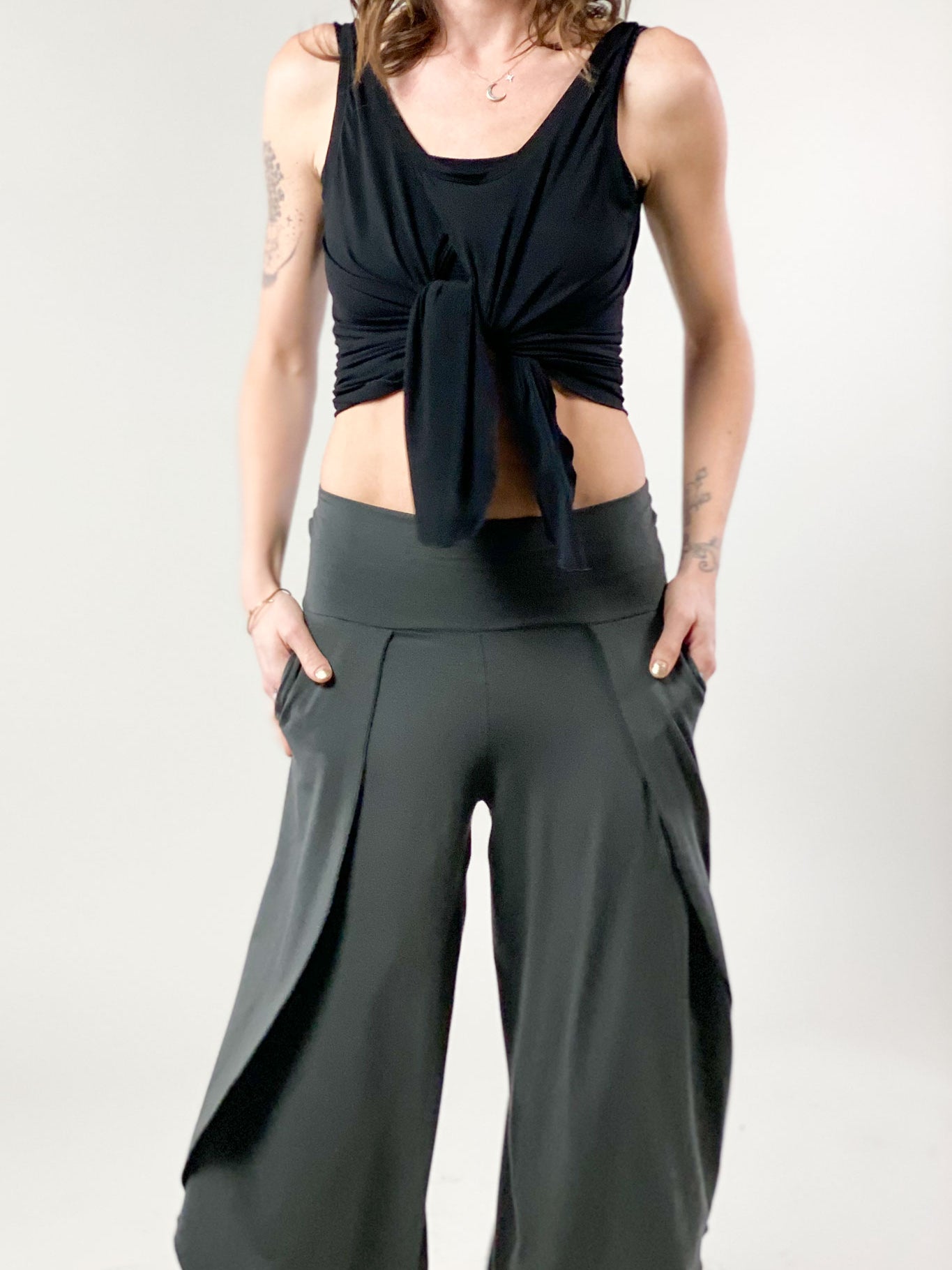 tulip in tissue black tied in the front + petal in ore