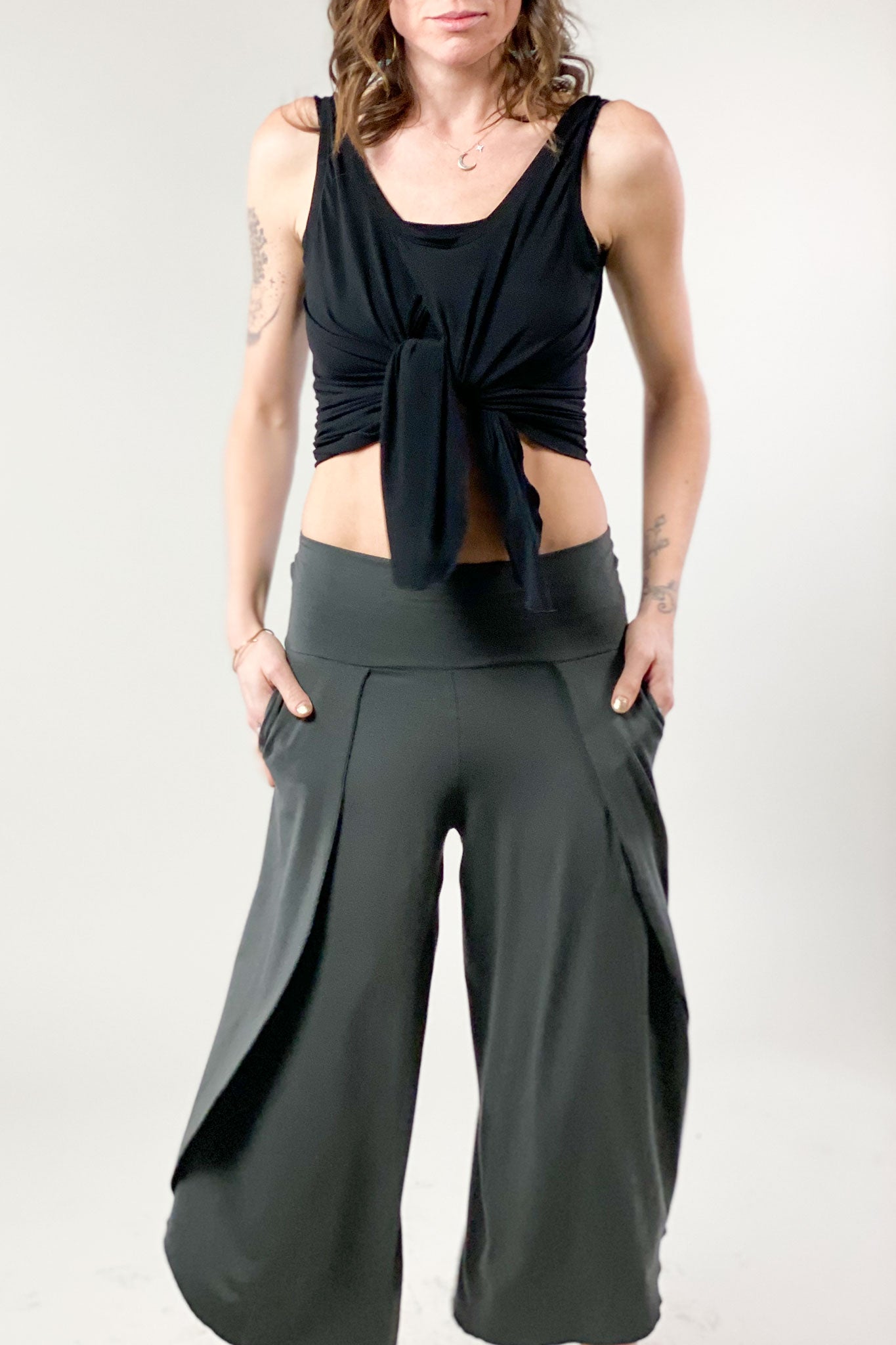 tulip in tissue black tied in the front + petal in ore