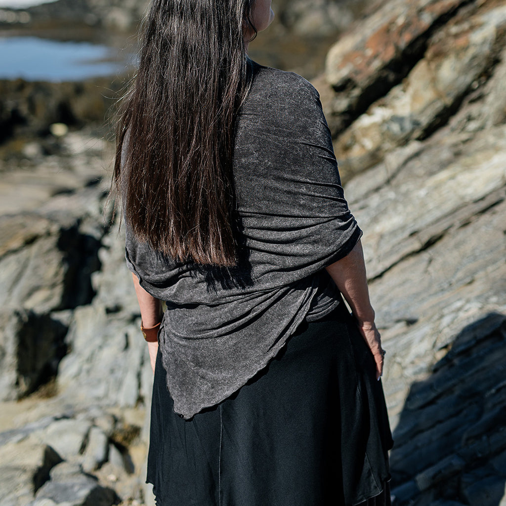 angelrox® shawl airy elegance in mineral styled with black flare + mineral flirt