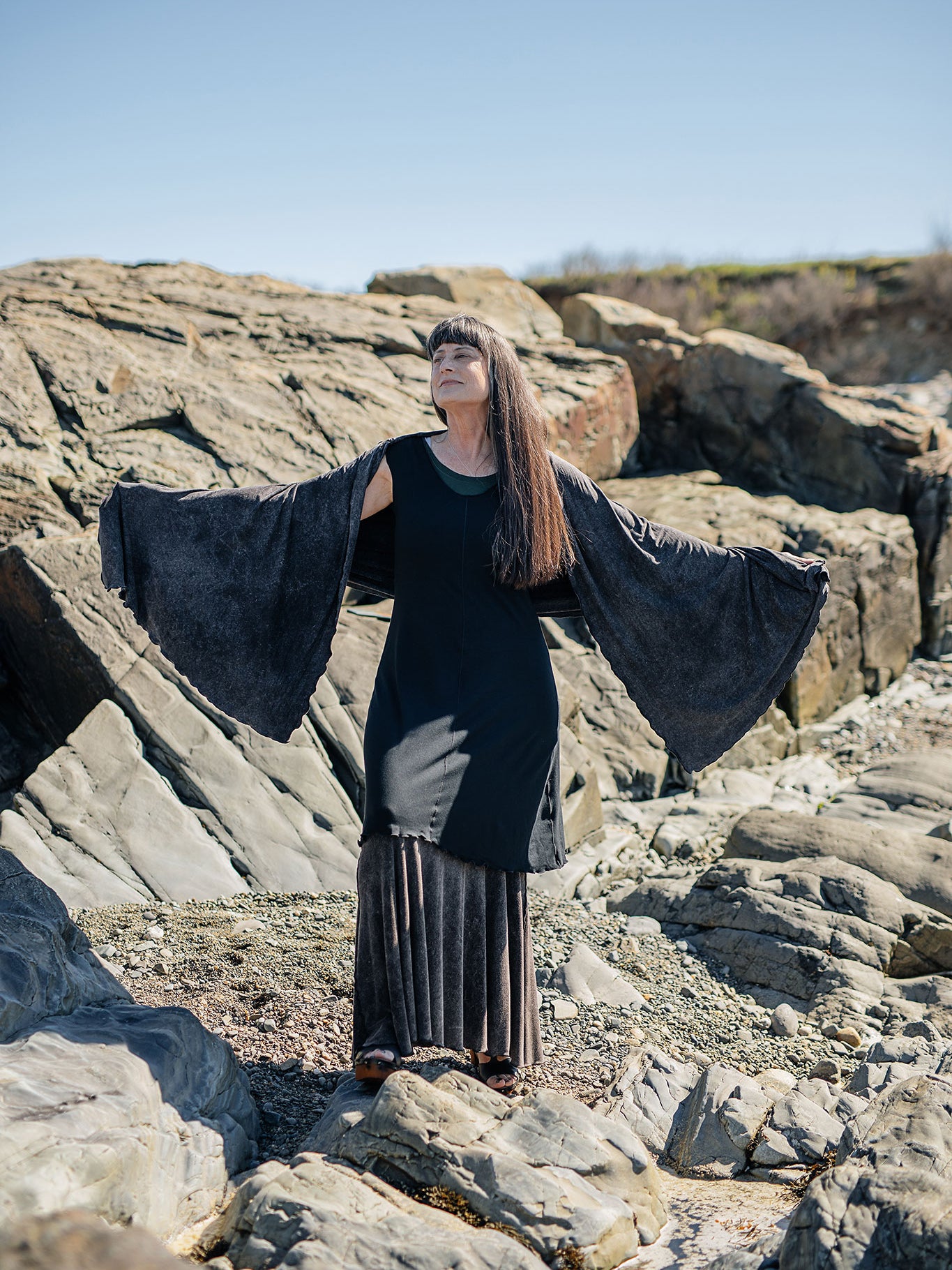 angelrox® shawl airy elegance in mineral styled with black flare + mineral flirt