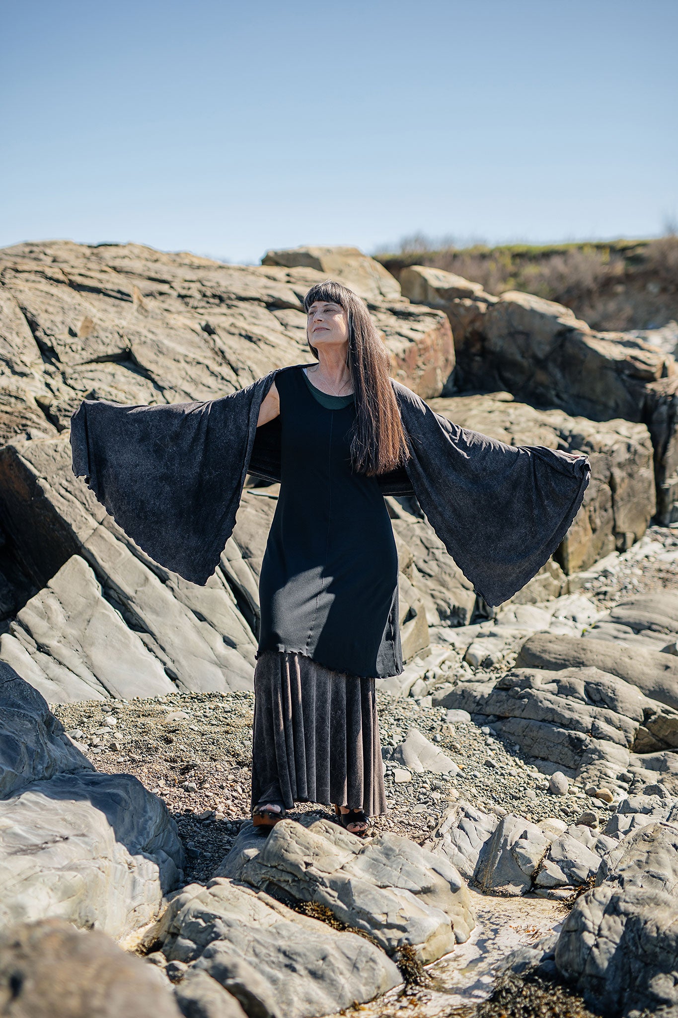 angelrox® shawl airy elegance in mineral styled with black flare + mineral flirt