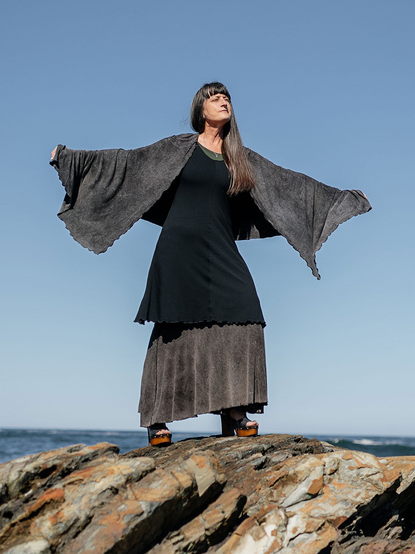 angelrox® shawl airy elegance in mineral styled with black flare + mineral flirt