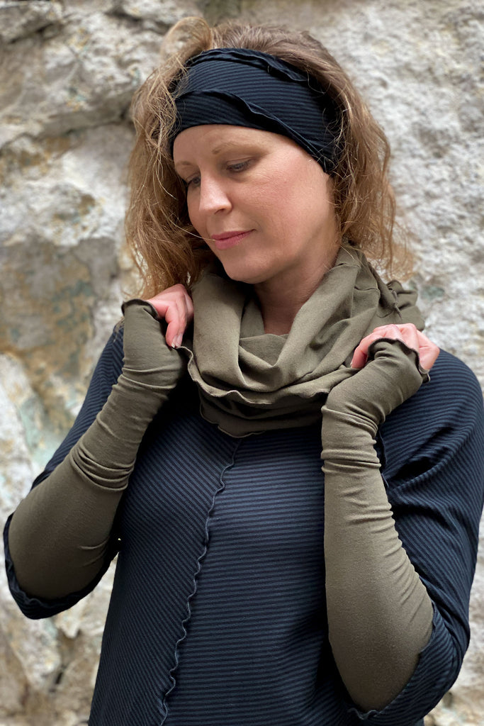 subtle black stripe is beautiful with olive, showing band, hourglass and sleeves