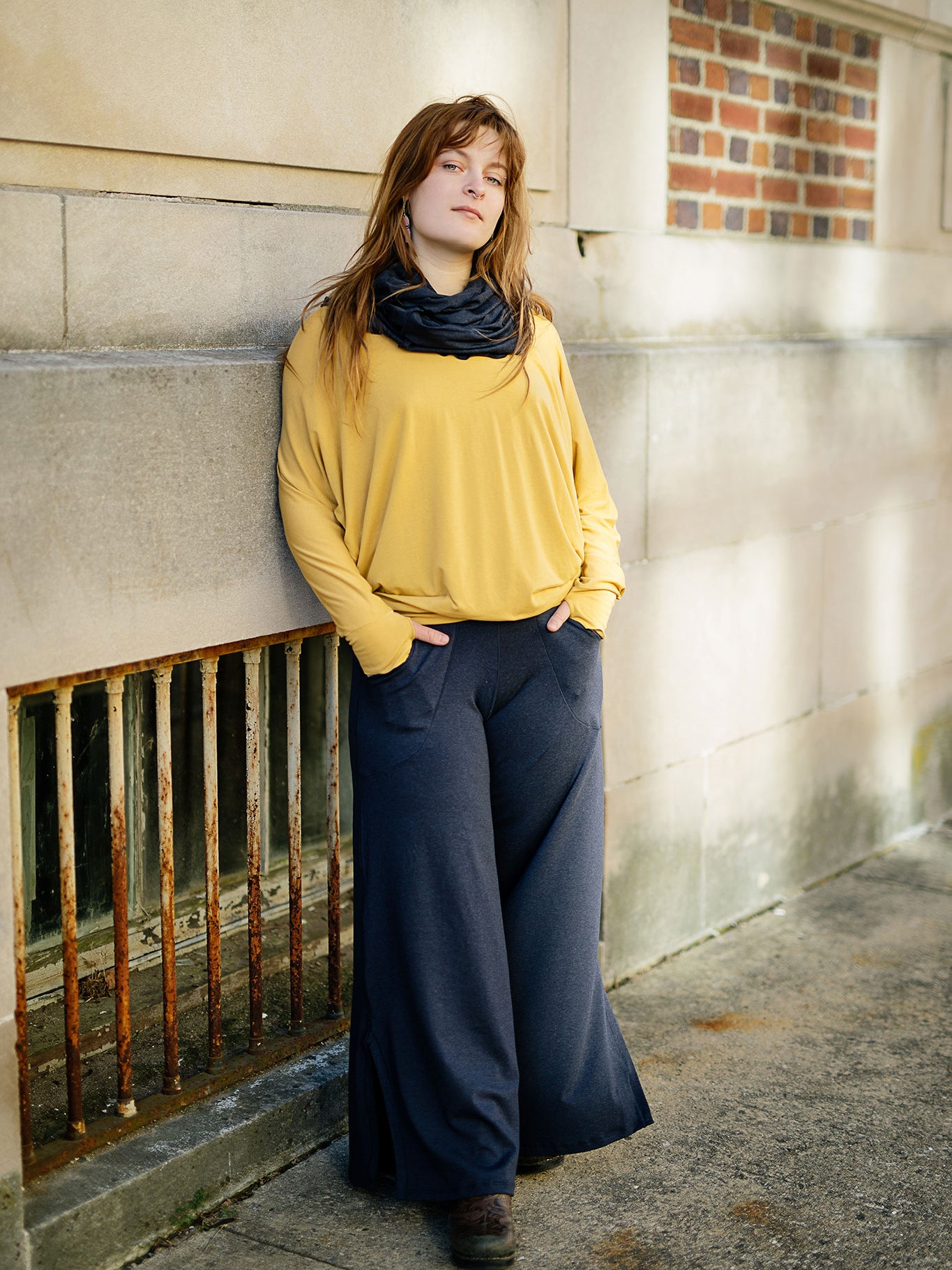 harlow elegant convertible wide leg pant in midnight with amber pop top