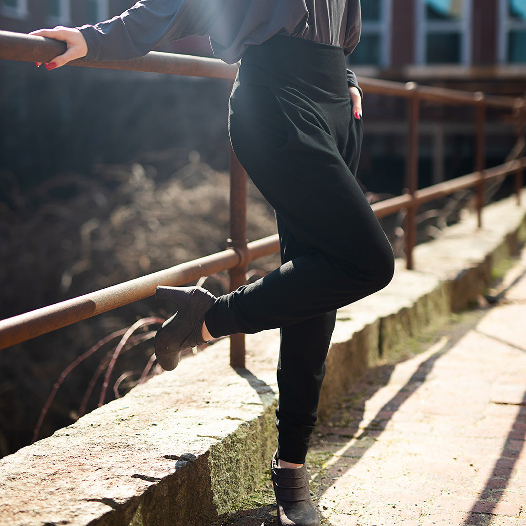 jogger in black with pop top in carbon tucked into waistband