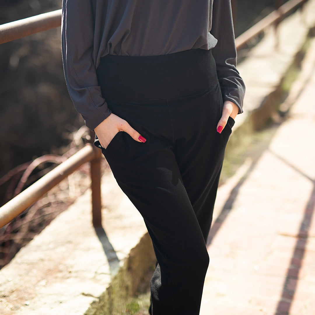 jogger in black with pop top in carbon