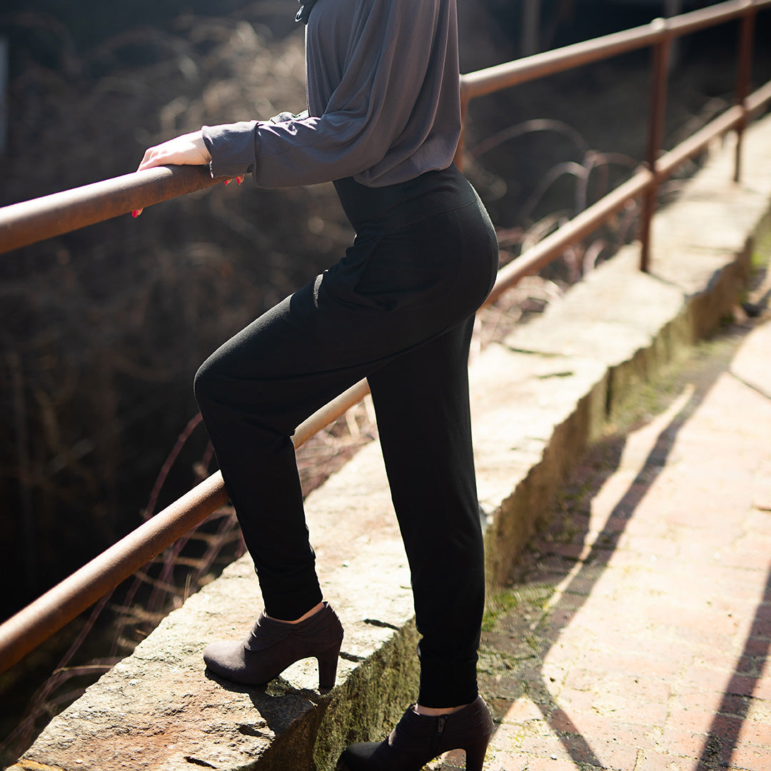 jogger in black with pop top in carbon