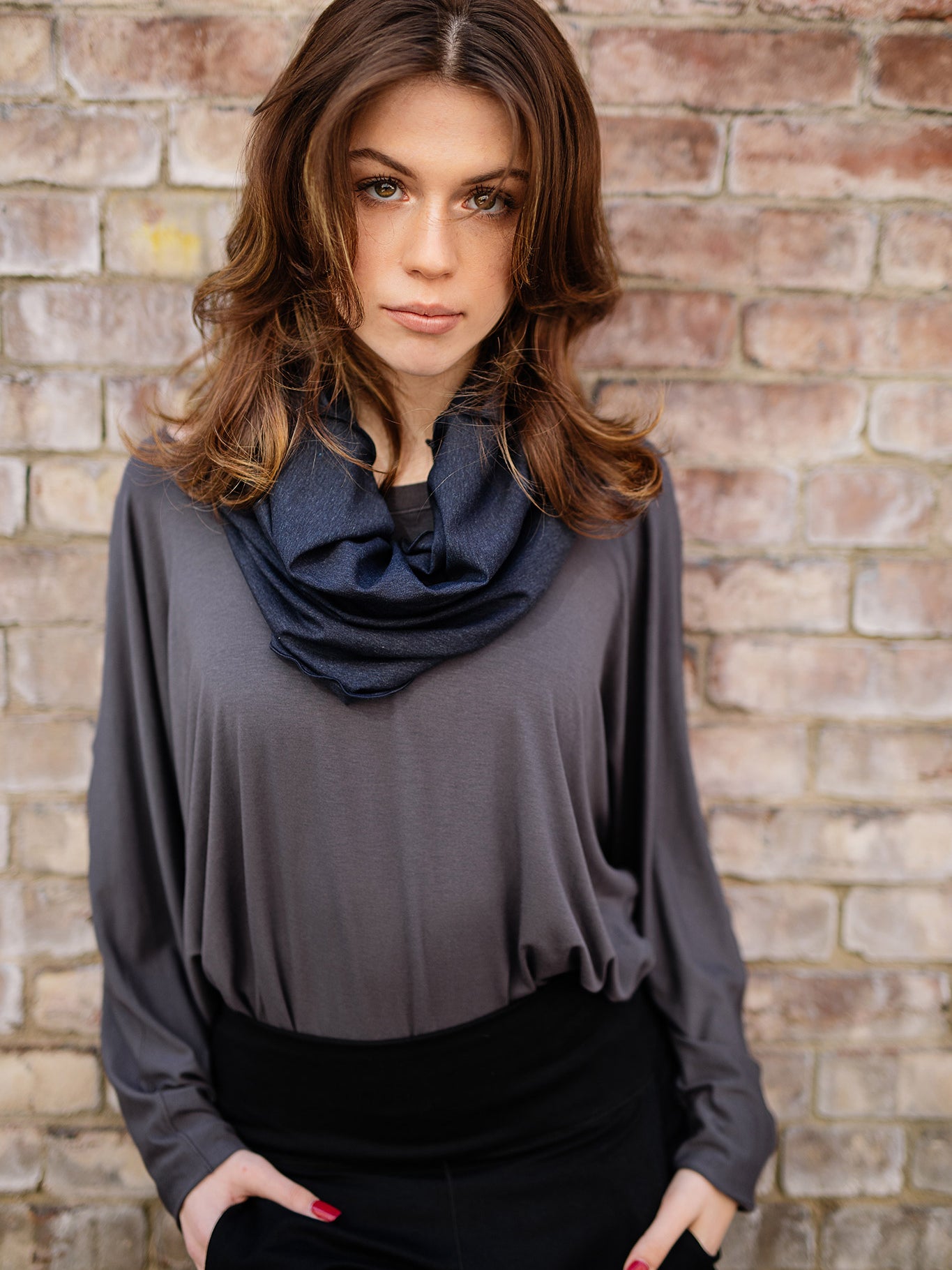 hourglass in midnight worn around the neck paired with pop top in carbon and jogger in black