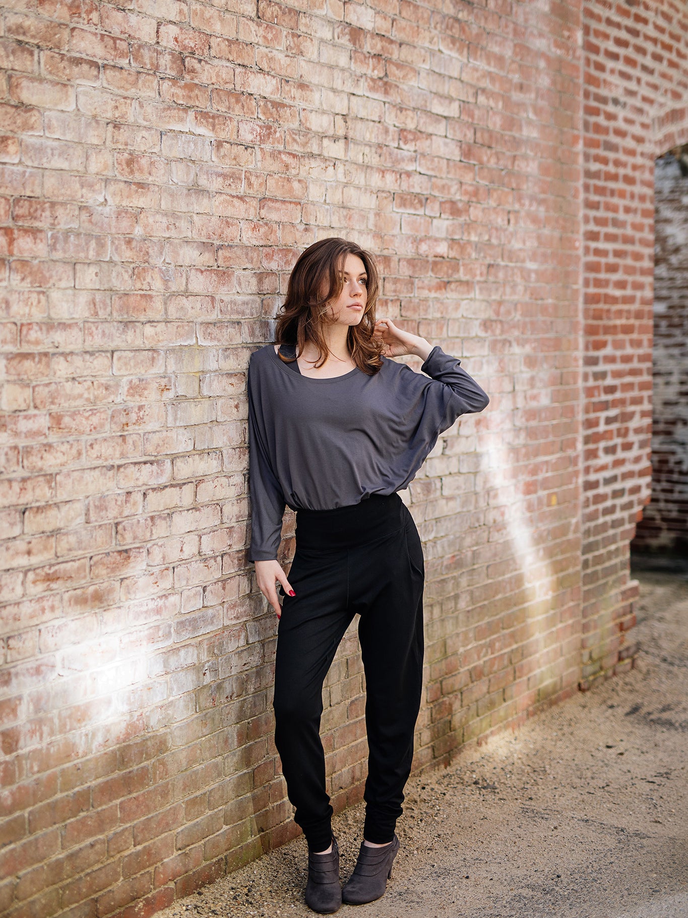 jogger in black with pop top in carbon tucked into waistband