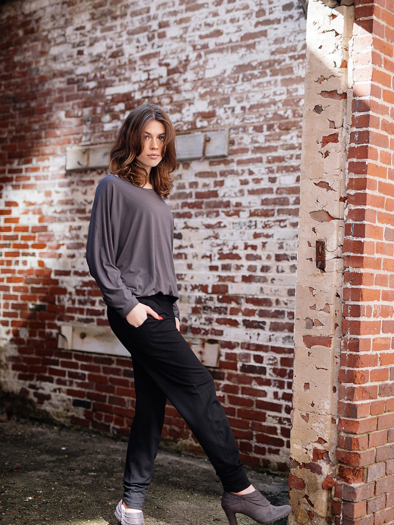 jogger in black with pop top in carbon tucked into waistband
