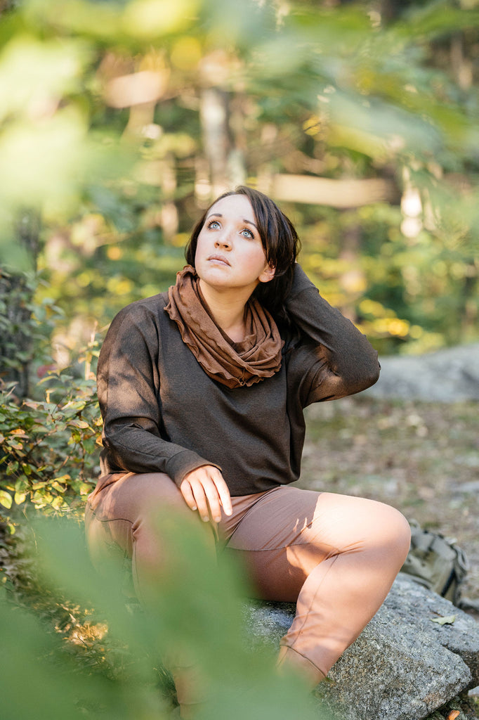 hourglass in almond around the neck with the poptop in espresso and jogger in cedar