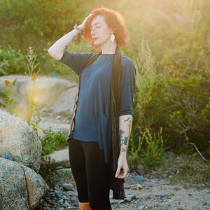 true pearl flowy t in navy