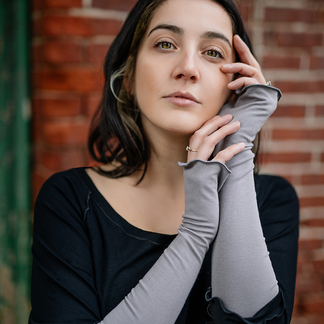 opera sleeves in moon with black swing top