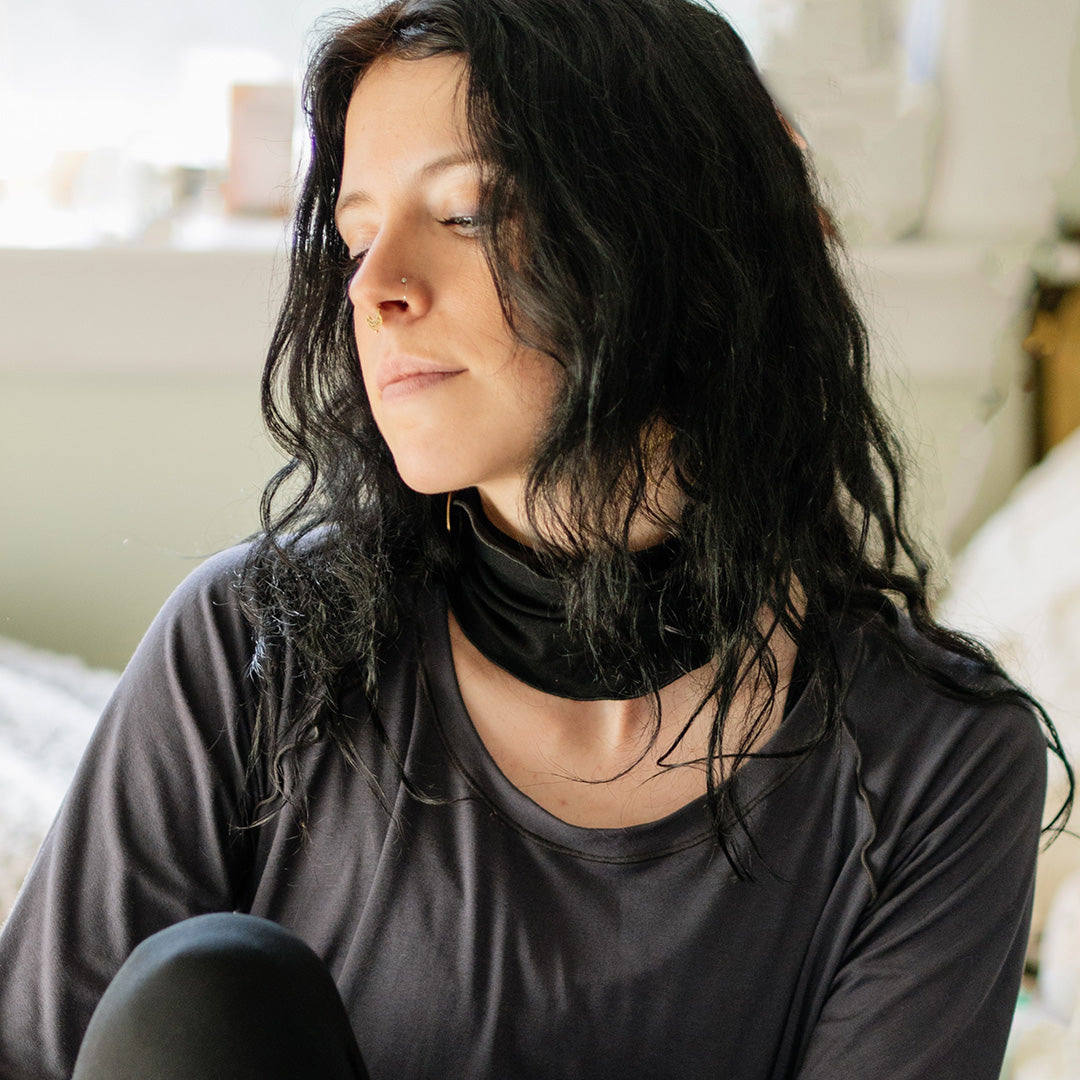 black band around neck with carbon swing top