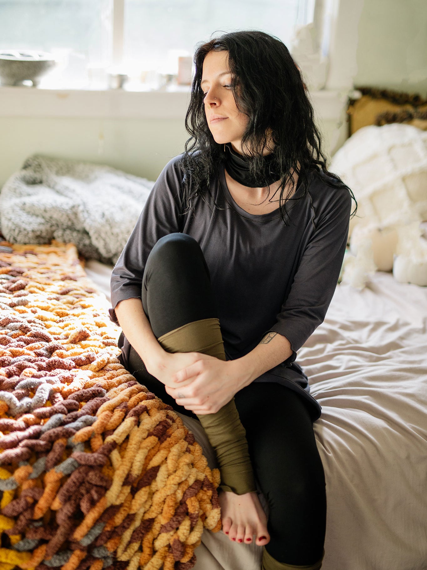 swing top in carbon, paired with black base leggings