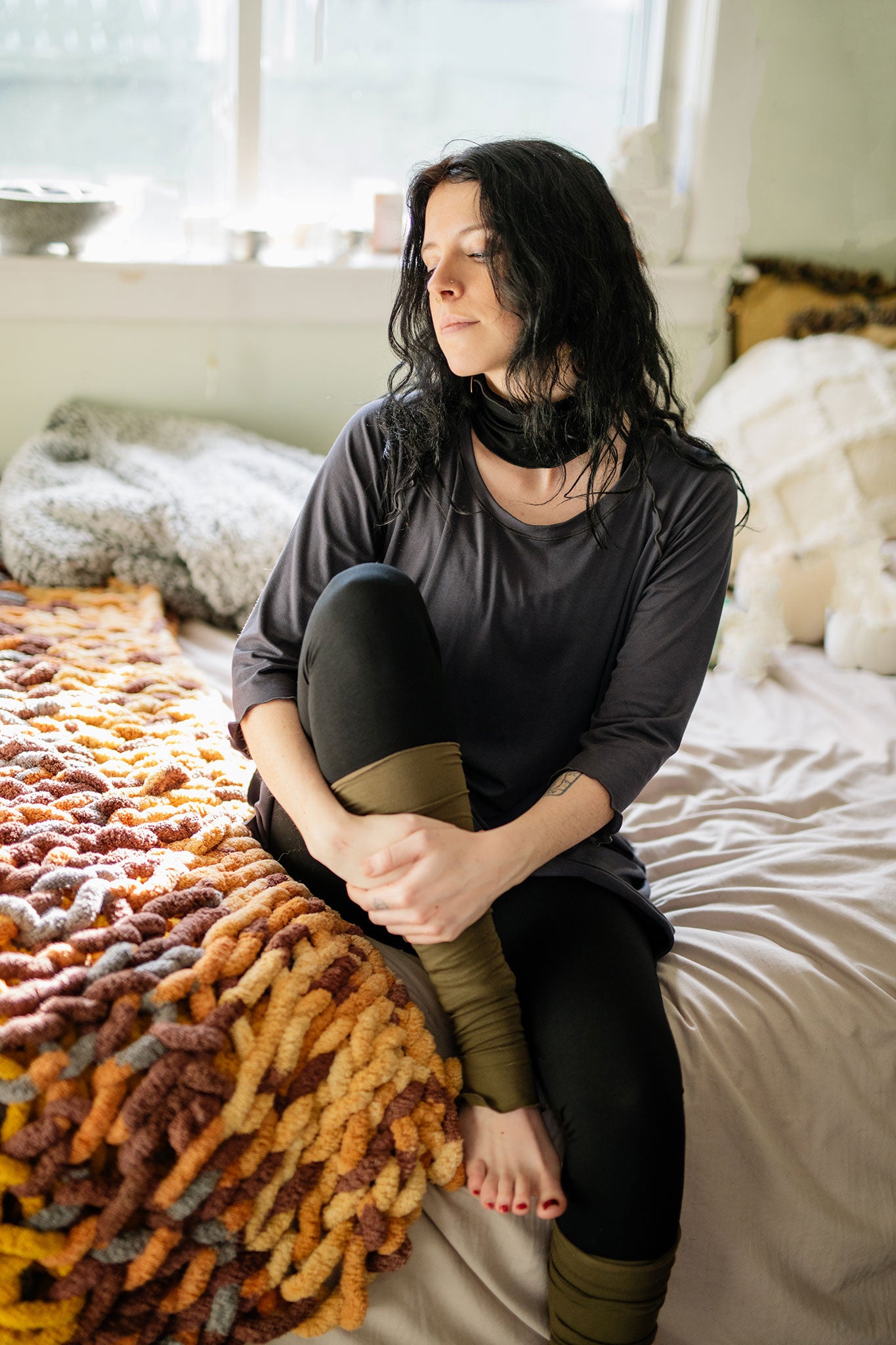 swing top in carbon, paired with black base leggings