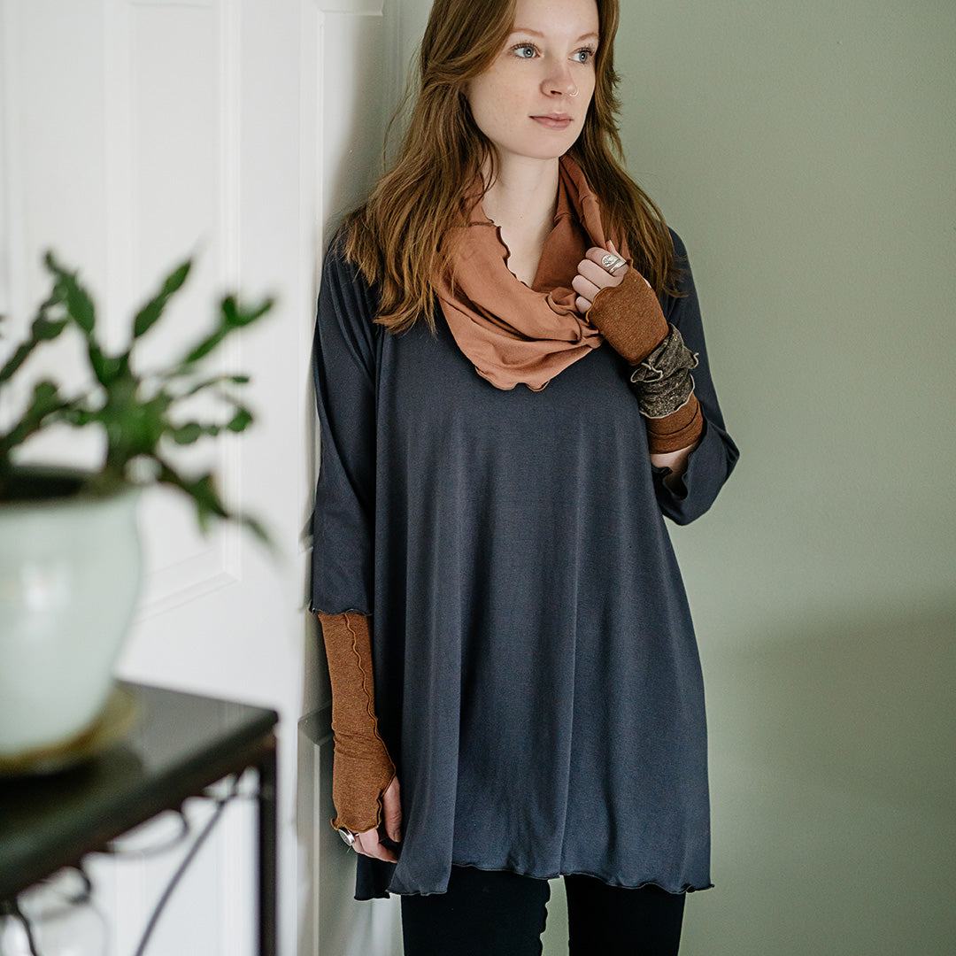 swing top in carbon paired with cedar hourglass, almond aria gloves, and warm mineral band around wrist