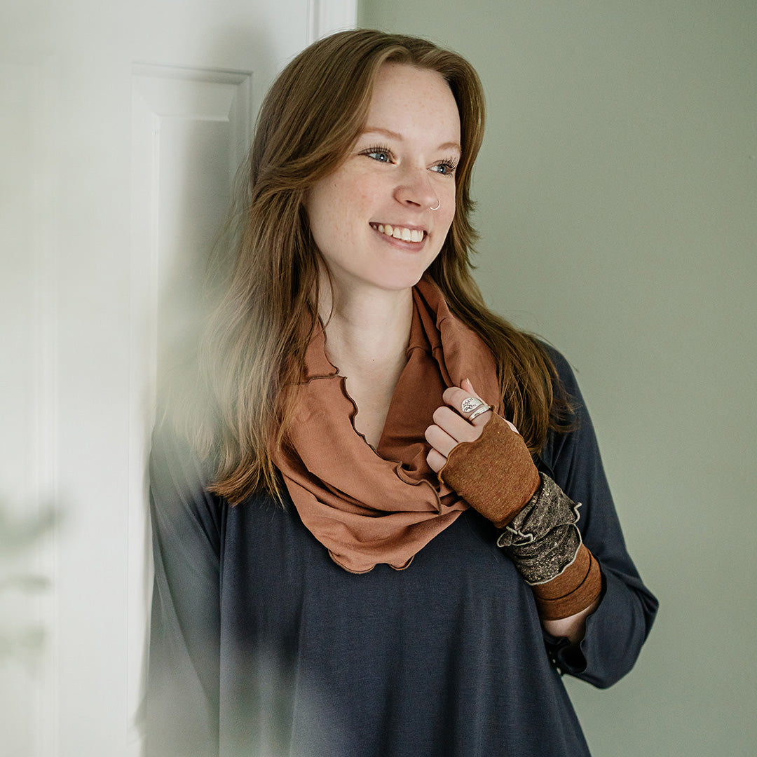 aria gloves in almond with cedar hourglass around neck and carbon swing top