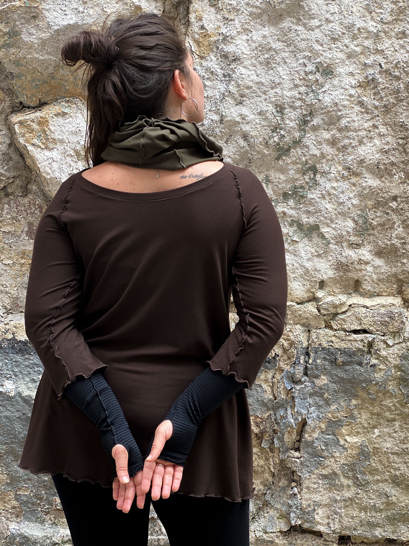 angelrox swing top in peat with subtle black opera sleeves