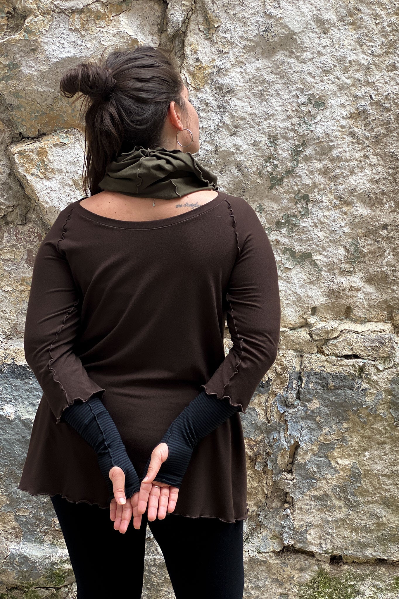 angelrox swing top in peat with subtle black opera sleeves